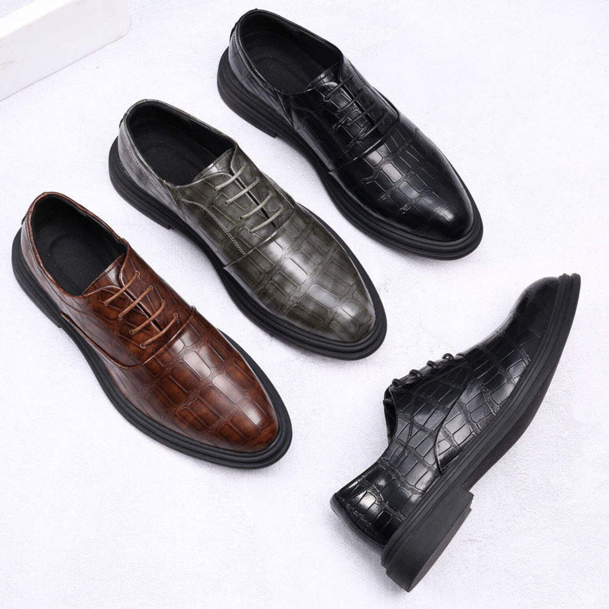 Paire de chaussures Oxford homme Opéra Gris, marron et noir à lacets, finition crocodile brillante, vue de dessus sur fond neutre – MARCO VILLAS PARIS