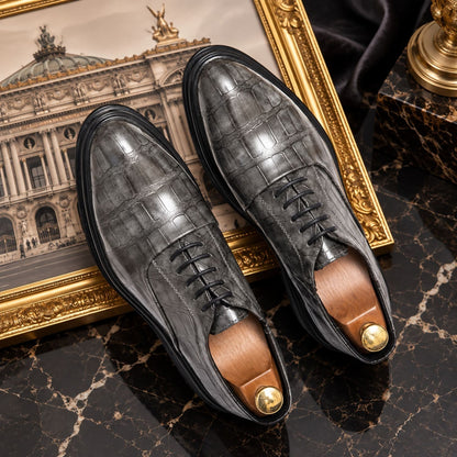 Chaussure Oxford homme Opéra Gris à lacets, finition effet crocodile brillant, posée sur marbre noir avec cadre doré – MARCO VILLAS PARIS