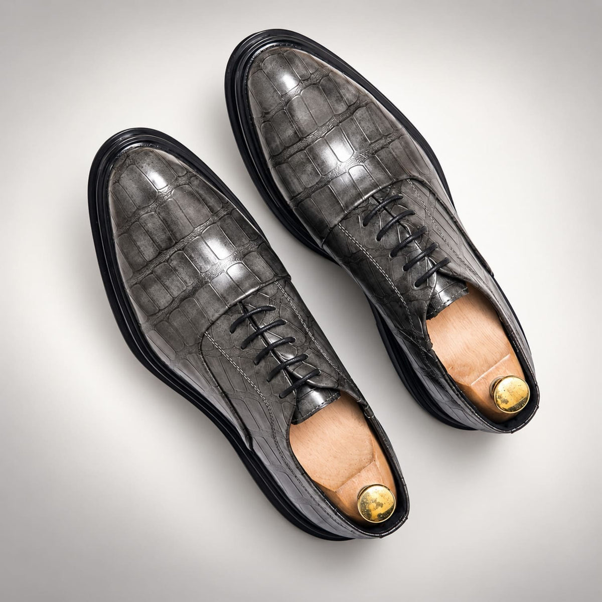 Paire de chaussures Oxford homme Opéra Gris à lacets, finition crocodile brillante, vue de dessus sur fond neutre – MARCO VILLAS PARIS