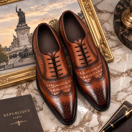 Chaussures Oxford homme à lacets effet crocodile République Marron posé sur marbre et cadre doré 