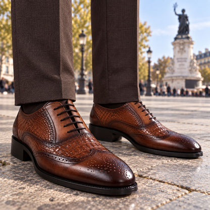 Chaussures Oxford homme à lacets effet crocodile République Marron porté avec un pantalon marron devant la place de la république