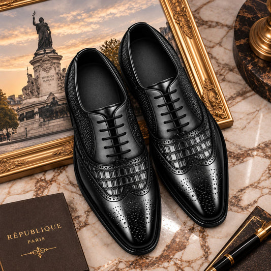 Chaussures Oxford homme à lacets effet crocodile République Noir vu de haut sur un plan marbre et un cadre doré avec la place de la république 