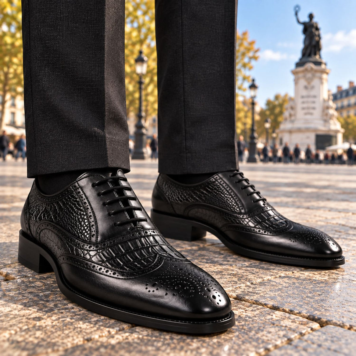 Chaussures Oxford homme à lacets effet crocodile République Noir porté avec un pantalon noir devant la place de la république 
