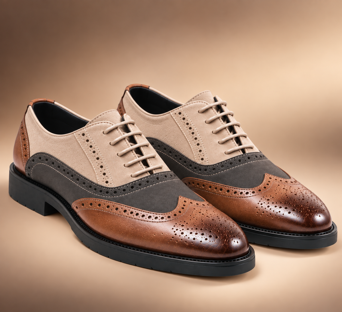 Chaussures Oxford homme Trocadéro beige, gris et marron, style brogue avec détails perforés sur fond assortie - MARCO VILLAS PARIS"
