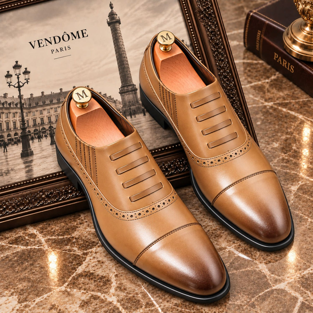 Mocassins Brogue Homme Vendôme Camel - posé sur un marbre et un cadre 