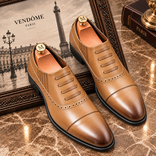 Mocassins Brogue Homme Vendôme Camel - posé sur un marbre et un cadre 