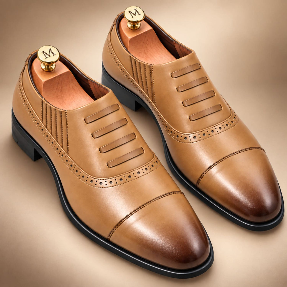 Mocassins Brogue Homme Vendôme Camel - vue de face sur fond assortie