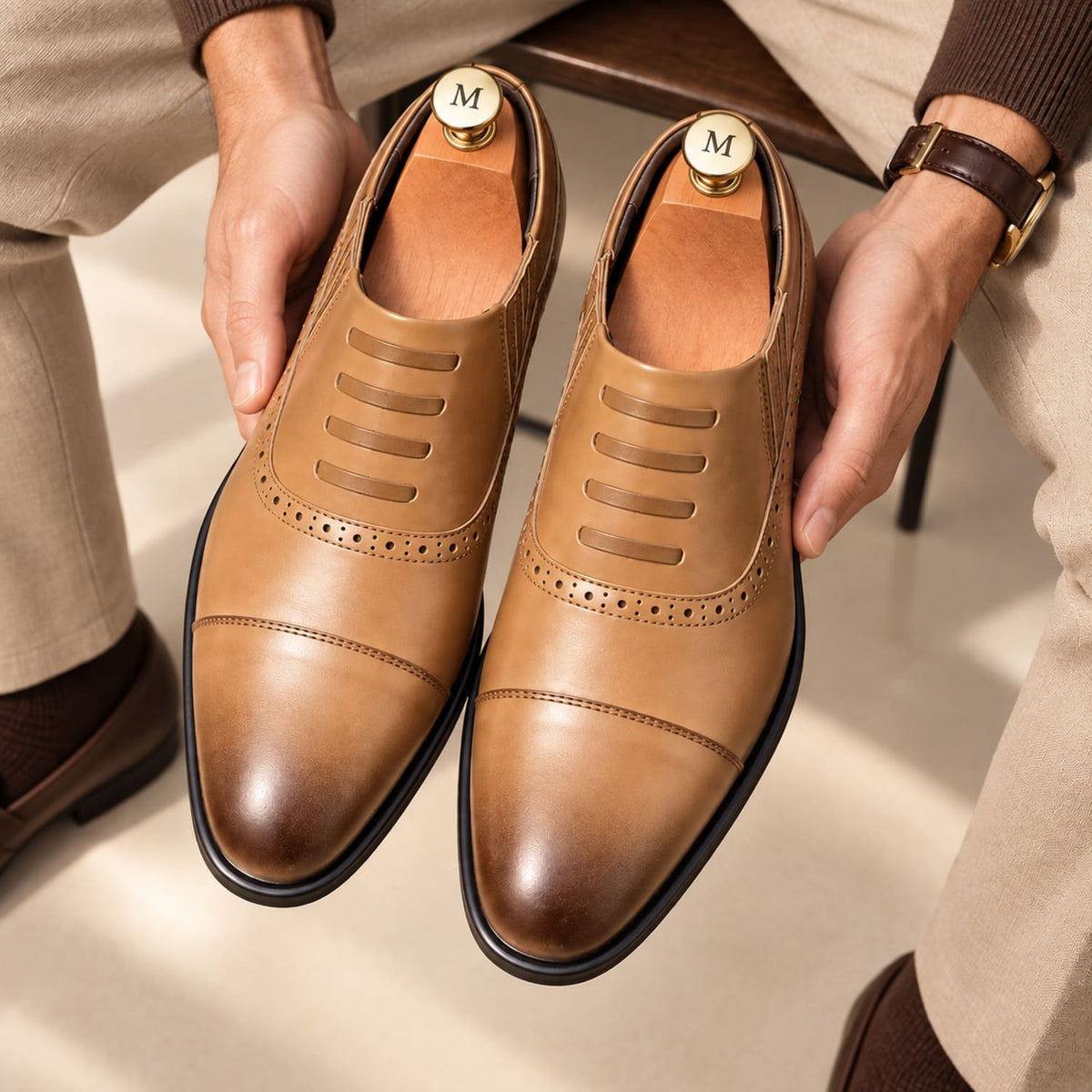 Mocassins Brogue Homme Vendôme Camel - vue dans les mains