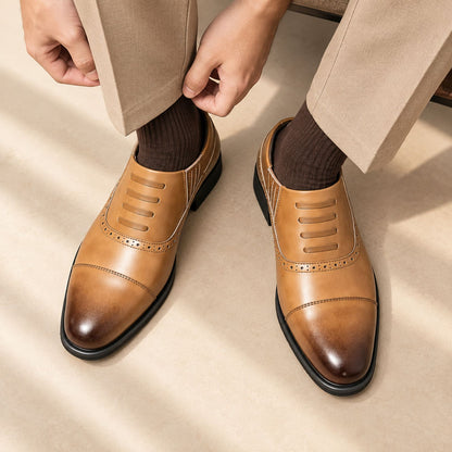 Mocassins Brogue Homme Vendôme Camel - chaussé avec pantalon beige et chaussette marron 