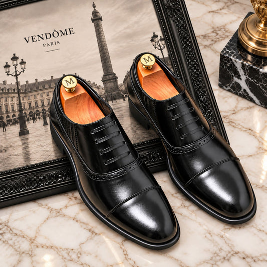Mocassins Brogue Homme Vendôme Noir - vue de face posé sur cadre et marbre 