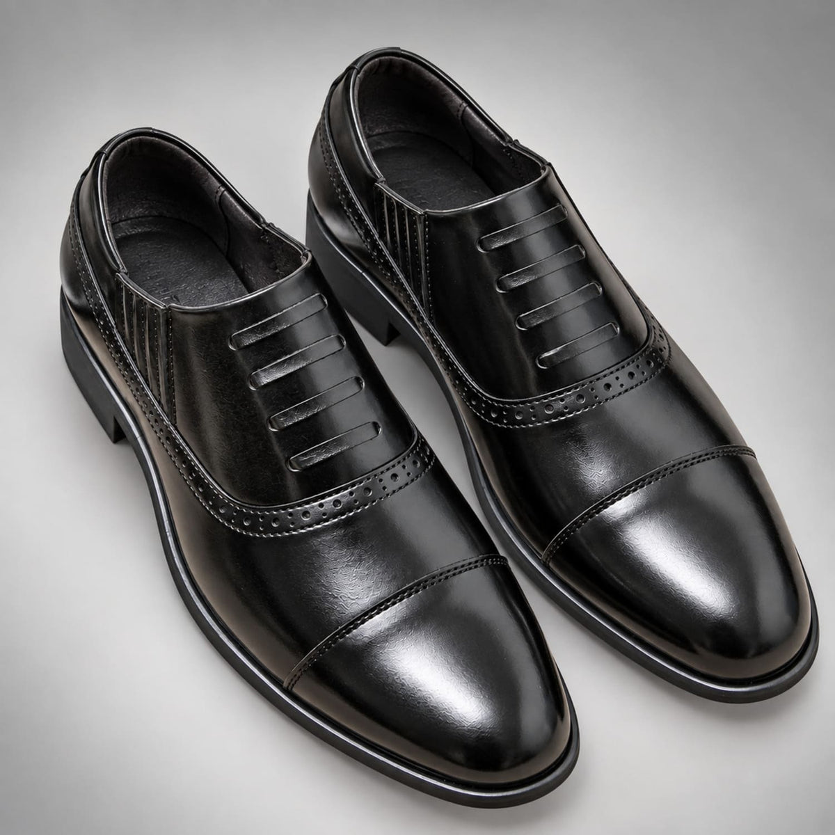 Mocassins Brogue Homme Vendôme Noir - vue de face sur fond assortie