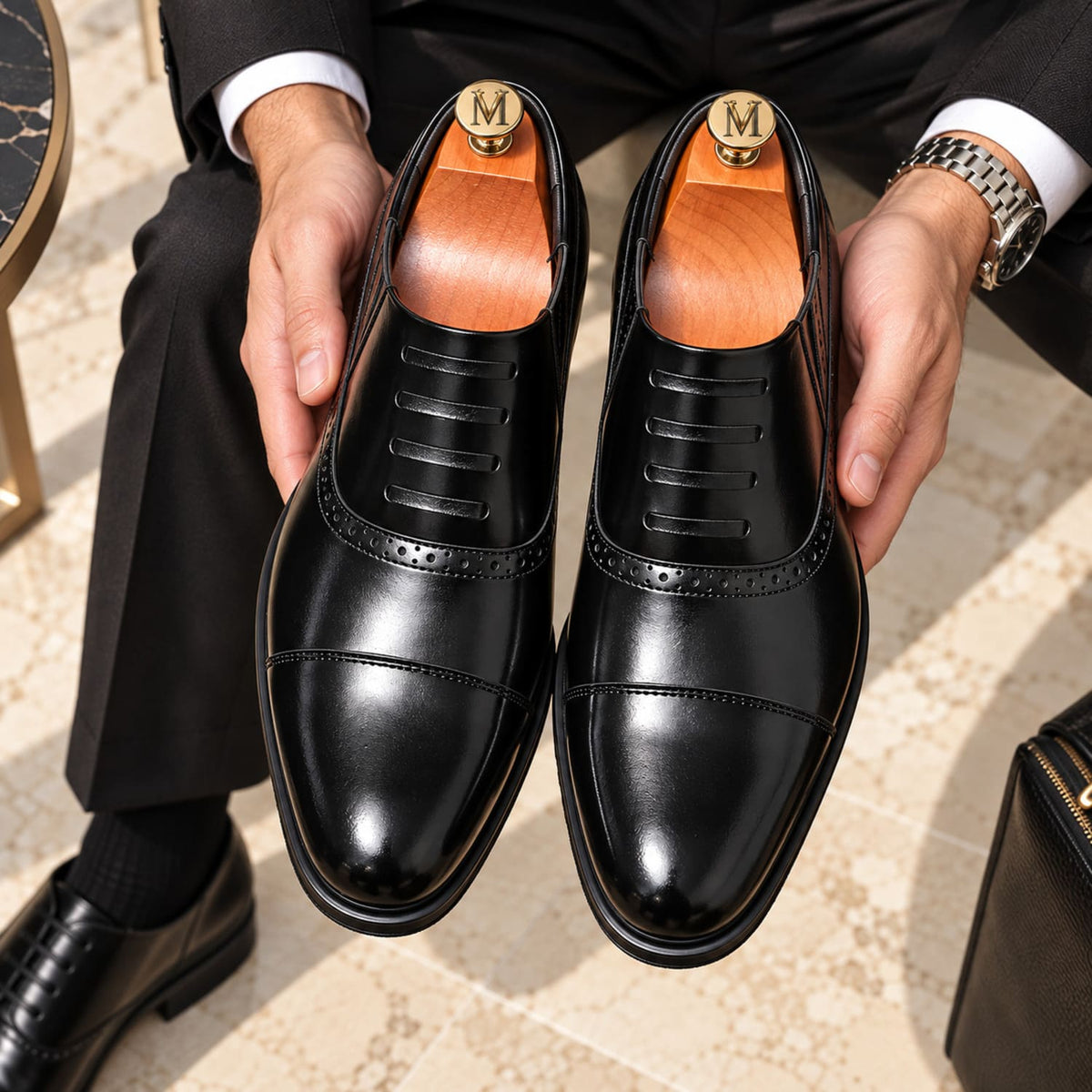 Mocassins Brogue Homme Vendôme Noir - vue de haut dans les mains
